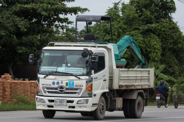 Chiangmai, Tayland - 31 Temmuz 2018: Özel Hino damperli kamyon. Yol no.1001 Chiangmai iş alanı 8 km.