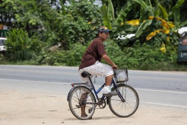 Chiangmai, Tayland - 2 Ağustos 2018: Özel bisiklet ile yaşlı adam Otoban yolu üzerinde. Yol no.1001, Chiangmai şehir merkezine 8 km.