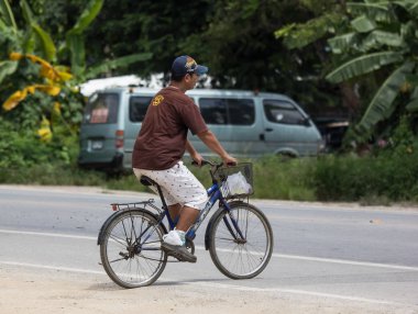 Chiangmai, Tayland - 2 Ağustos 2018: Özel bisiklet ile yaşlı adam Otoban yolu üzerinde. Yol no.1001, Chiangmai şehir merkezine 8 km.