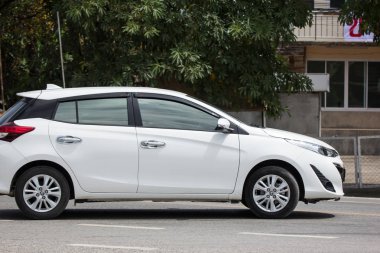 Chiangmai, Tayland - 2 Ağustos 2018: Yeni özel araba toyota Yaris Hatchback Eko Kiralık. Fotoğraf Road'da yok 121 hakkında 8 km şehir merkezine Chiangmai Tayland.