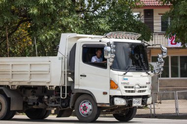 Chiangmai, Tayland - 2 Ağustos 2018: Özel Hino damperli kamyon. Yol no.1001 Chiangmai iş alanı 8 km.