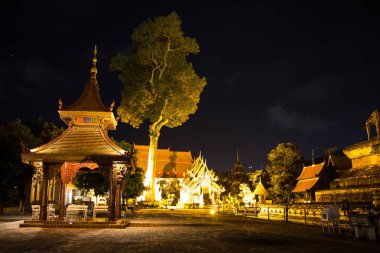 Chiangmai, Tayland - 29 Ağustos 2018: Gece fotoğrafı Wat Jedi Luang, Chiang Mai, Tayland tarihi merkezinde Budist Tapınağı.