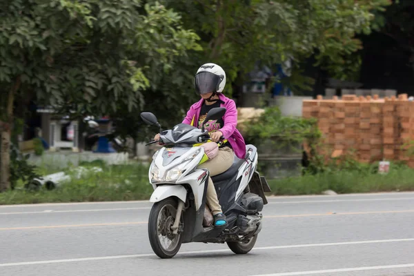 Chiangmai, Tayland - 3 Ağustos 2018: Özel motosiklet, Honda'ı tıklatın. Fotoğrafa yol no.121 8 km şehir merkezine Chiangmai, Tayland.