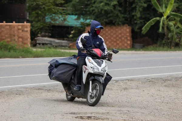 Chiangmai, Tayland - 3 Ağustos 2018: Özel motosiklet, Honda'ı tıklatın. Fotoğrafa yol no.121 8 km şehir merkezine Chiangmai, Tayland.