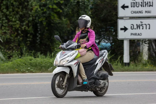 Chiangmai, Tayland - 3 Ağustos 2018: Özel motosiklet, Honda'ı tıklatın. Fotoğrafa yol no.121 8 km şehir merkezine Chiangmai, Tayland.