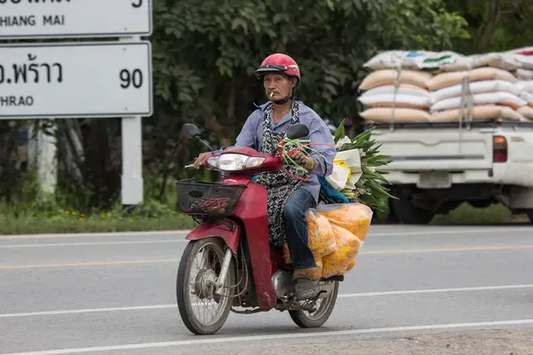 Chiangmai, Tayland - 3 Ağustos 2018: Özel motosiklet, Honda Dream. Fotoğrafa yol no.121 8 km şehir merkezine Chiangmai, Tayland.