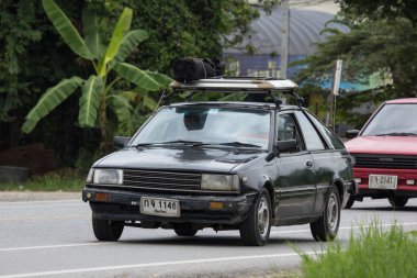 Chiangmai, Tayland - 3 Ağustos 2018: Özel eski araba Nissan Sunny. Yol no.1001 Chiangmai iş alanı 8 km.