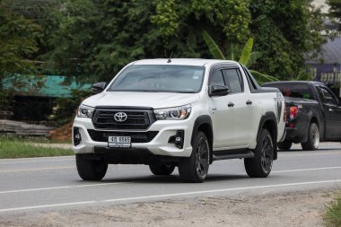 Chiangmai, Tayland - 3 Ağustos 2018: Özel pikap kamyon yeni araba Toyota Hilux Revo Rocco. Yol no.1001, Chiangmai şehir merkezine 8 km.
