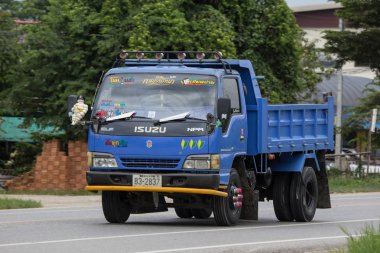 Chiangmai, Tayland - 3 Ağustos 2018: Özel Isuzu Damperli kamyon. Yol no.1001 Chiangmai iş alanı 8 km.