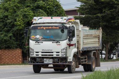 Chiangmai, Tayland - 3 Ağustos 2018: Özel Isuzu Damperli kamyon. Yol no.1001 Chiangmai iş alanı 8 km.