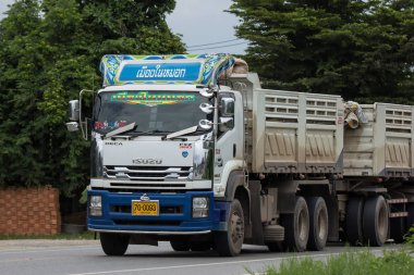 Chiangmai, Tayland - 3 Ağustos 2018: Özel Isuzu Damperli kamyon. Yol no.1001 Chiangmai iş alanı 8 km.