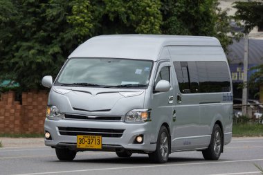 Chiang Mai, Tayland - 16 Temmuz 2017: Özel Toyota banliyö van. Yol no.121 şehir merkezine Chiangmai Tayland hakkında 8 km, fotoğraf.