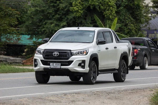 Chiangmai, Tayland - 3 Ağustos 2018: Özel pikap kamyon yeni araba Toyota Hilux Revo Rocco. Yol no.1001, Chiangmai şehir merkezine 8 km.