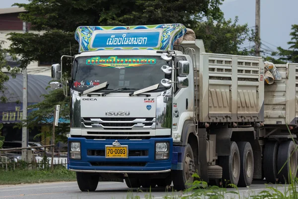 Chiangmai, Tayland - 3 Ağustos 2018: Özel Isuzu Damperli kamyon. Yol no.1001 Chiangmai iş alanı 8 km.