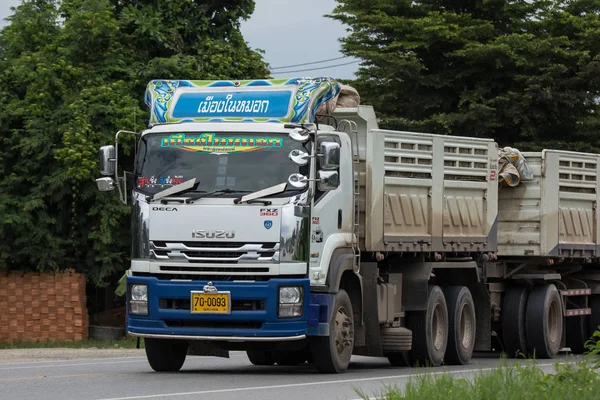 Chiangmai, Tayland - 3 Ağustos 2018: Özel Isuzu Damperli kamyon. Yol no.1001 Chiangmai iş alanı 8 km.
