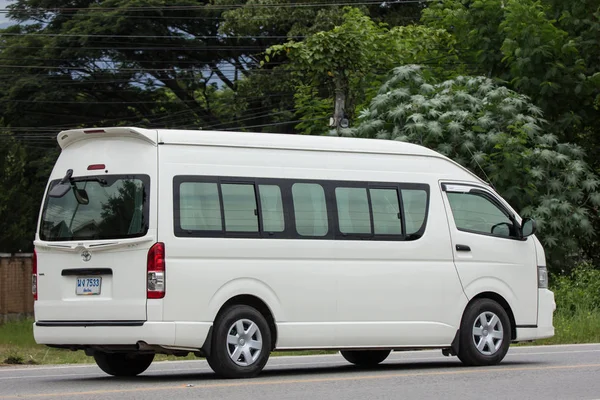 Chiang Mai, Tayland - 16 Temmuz 2017: Özel Toyota banliyö van. Yol no.121 şehir merkezine Chiangmai Tayland hakkında 8 km, fotoğraf.
