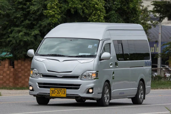 Chiang Mai, Tayland - 16 Temmuz 2017: Özel Toyota banliyö van. Yol no.121 şehir merkezine Chiangmai Tayland hakkında 8 km, fotoğraf.