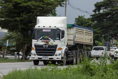 Chiangmai, Tayland - 3 Ağustos 2018: Özel Hino damperli kamyon. Yol no.1001 Chiangmai iş alanı 8 km.
