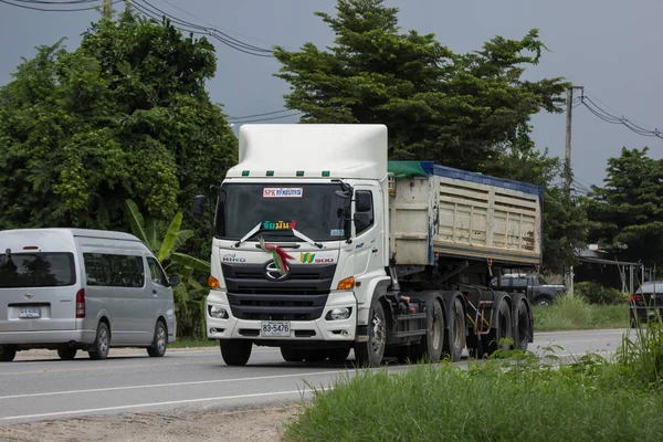 Chiangmai, Tayland - 3 Ağustos 2018: Özel Hino damperli kamyon. Yol no.1001 Chiangmai iş alanı 8 km.