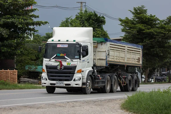 Chiangmai, Tayland - 3 Ağustos 2018: Özel Hino damperli kamyon. Yol no.1001 Chiangmai iş alanı 8 km.