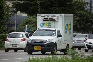 Chiangmai, Tayland - 6 Ağustos 2018: Kargo konteyner al Tay Ac lojistik kamyonu. Fotoğraf Road Hayır 121 hakkında 8 km şehir merkezine Chiangmai, Tayland.