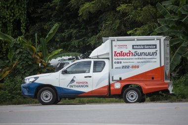 Chiangmai, Tayland - 6 Ağustos 2018: Pick Up kamyon ve bir Toyota araba hareket eden hizmet kapsayıcısı.