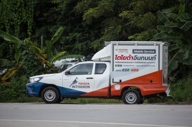 Chiangmai, Tayland - 6 Ağustos 2018: Pick Up kamyon ve bir Toyota araba hareket eden hizmet kapsayıcısı.