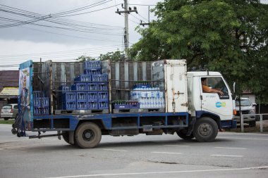 Chiangmai, Tayland - 6 Ağustos 2018: Kamyon Sermsuk şirketi. EST cola ürün. Fotoğraf Road Hayır 121 hakkında 8 km şehir merkezine Chiangmai, Tayland.