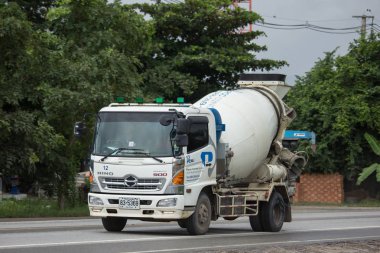 Chiangmai, Tayland - 6 Ağustos 2018: Çimento kamyonu Phiboon beton. Fotoğrafa yol no.1001 8 km şehir merkezine, Tayland.