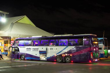 Chiangmai, Tayland - 5 Eylül 2018: Volvo otobüs Sasanan taşımacılık şirketi. Rota Kanchanaburi ve Chiangmai. Fotoğraf Chiangmai otobüs istasyonu Tayland at.