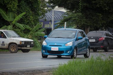 Chiangmai, Tayland - 6 Ağustos 2018: Özel Eko Kiralık Mitsubishi Mirage. Yol no.1001 Chiangmai iş alanı 8 km.