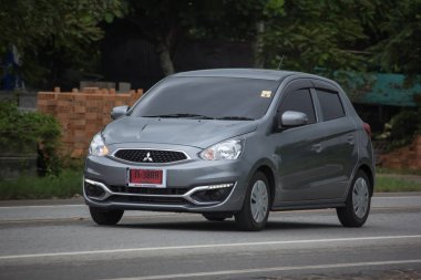 Chiangmai, Tayland - 6 Ağustos 2018: Özel Eko Kiralık Mitsubishi Mirage. Yol no.1001 Chiangmai iş alanı 8 km.