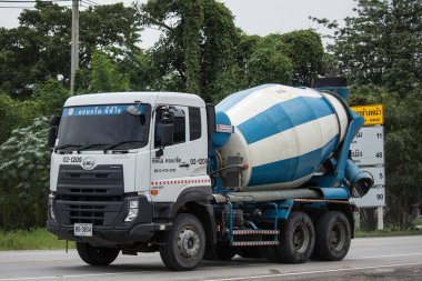 Chiangmai, Tayland - 6 Ağustos 2018: Çimento kamyonu Tpi taşıma. Fotoğrafa yol no.1001 8 km şehir merkezine, Tayland.