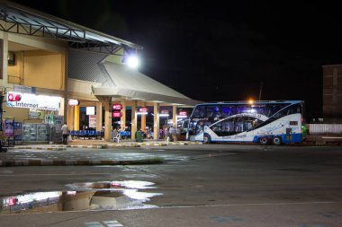 Chiangmai, Tayland - 5 Eylül 2018: Srithawong tur şirketi otobüs rota Bangkok ve Chiangmai. Srithawong Buid otobüs Chiangmai küçük fabrikasında.