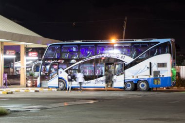 Chiangmai, Tayland - 5 Eylül 2018: Srithawong tur şirketi otobüs rota Bangkok ve Chiangmai. Srithawong Buid otobüs Chiangmai küçük fabrikasında.