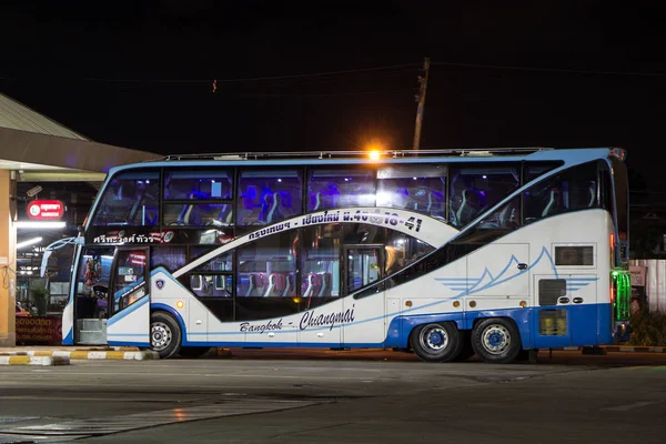 Chiangmai, Tayland - 5 Eylül 2018: Srithawong tur şirketi otobüs rota Bangkok ve Chiangmai. Srithawong Buid otobüs Chiangmai küçük fabrikasında.