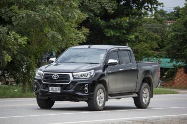 Chiangmai, Tayland - 6 Ağustos 2018: Özel pikap kamyon yeni araba Toyota Hilux Revo Rocco. Yol no.1001, Chiangmai şehir merkezine 8 km.