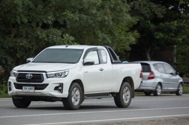 Chiangmai, Tayland - 6 Ağustos 2018: Özel pikap kamyon yeni araba Toyota Hilux Revo Rocco. Yol no.1001, Chiangmai şehir merkezine 8 km.