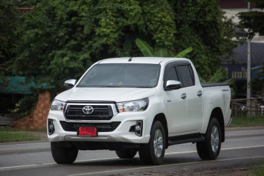 Chiangmai, Tayland - 6 Ağustos 2018: Özel pikap kamyon yeni araba Toyota Hilux Revo Rocco. Yol no.1001, Chiangmai şehir merkezine 8 km.