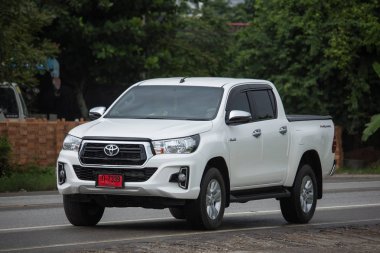 Chiangmai, Tayland - 6 Ağustos 2018: Özel pikap kamyon yeni araba Toyota Hilux Revo Rocco. Yol no.1001, Chiangmai şehir merkezine 8 km.