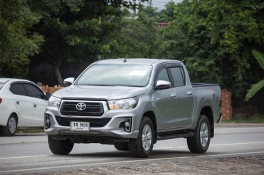 Chiangmai, Tayland - 6 Ağustos 2018: Özel pikap kamyon yeni araba Toyota Hilux Revo Rocco. Yol no.1001, Chiangmai şehir merkezine 8 km.
