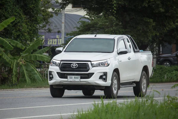 Chiangmai, Tayland - 6 Ağustos 2018: Özel pikap kamyon yeni araba Toyota Hilux Revo Rocco. Yol no.1001, Chiangmai şehir merkezine 8 km.