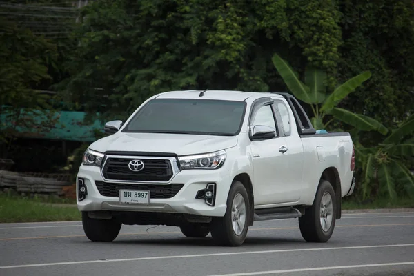 Chiangmai, Tayland - 6 Ağustos 2018: Özel pikap kamyon yeni araba Toyota Hilux Revo Rocco. Yol no.1001, Chiangmai şehir merkezine 8 km.