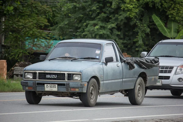 Chiangmai, Tayland - 6 Ağustos 2018: Özel Isuzu Kb eski bir kamyonet araba. Fotoğraf Road'da yok 121 hakkında 8 km şehir merkezine Chiangmai Tayland.