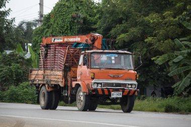 Chiangmai, Tayland - 6 Ağustos 2018: Özel Hino kargo kamyon. Fotoğrafa yol no.1001 8 km şehir merkezine Chiangmai, Tayland.