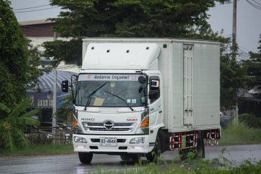 Chiangmai, Tayland - 6 Ağustos 2018: Özel Hino kargo kamyon. Fotoğrafa yol no.1001 8 km şehir merkezine Chiangmai, Tayland.