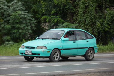 Chiangmai, Tayland - 6 Ağustos 2018: Özel Sedan araba Ford Fiesta Amerikan araba motorlarının. Yol no.1001, Chiangmai şehir merkezine 8 km.