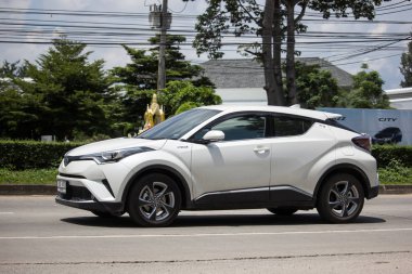 Chiangmai, Tayland - 11 Eylül 2018: Yeni Toyota Chr küçük araba Crossover Suv hibrit araba. Chiangmai şehrine No.121 yolda araba.
