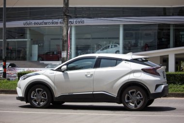 Chiangmai, Tayland - 11 Eylül 2018: Yeni Toyota Chr küçük araba Crossover Suv hibrit araba. Chiangmai şehrine No.121 yolda araba.