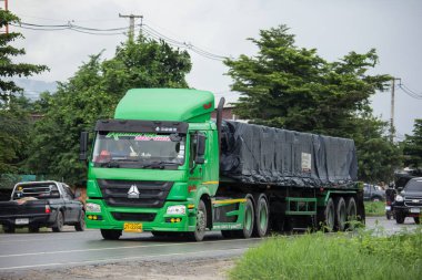 Chiangmai, Tayland - 3 Ağustos 2018: Özel Cnhtc kamyon ve konteyner kargo. Fotoğraf Road'da yok 121 hakkında 8 km şehir merkezine Chiangmai Tayland.